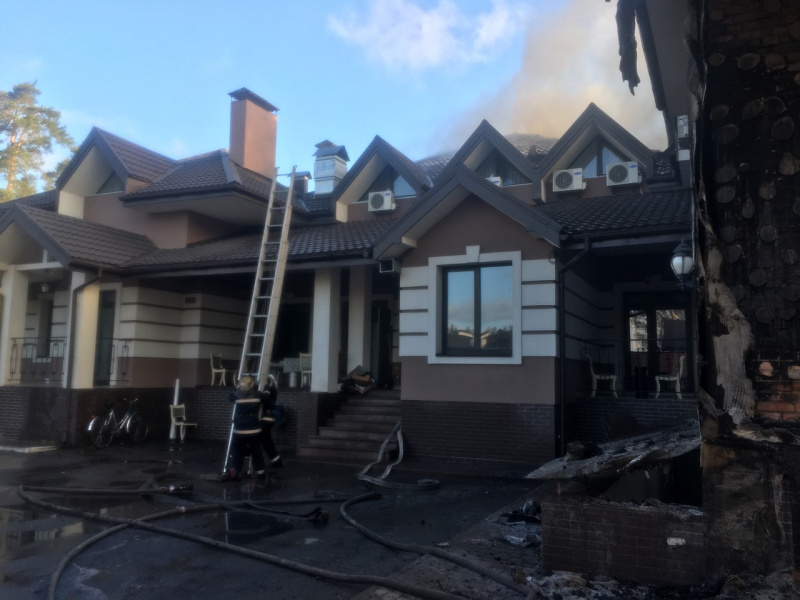 Під Києвом горить ресторанний комплекс